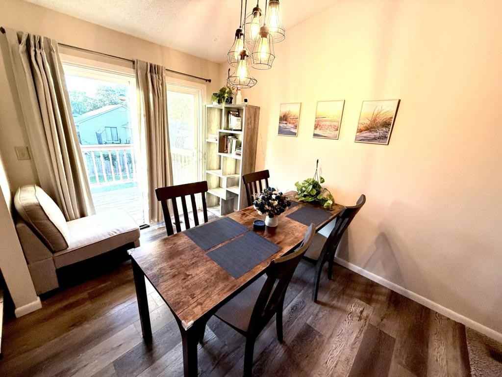 910 East 53rd Street South - Photo 6 of 10