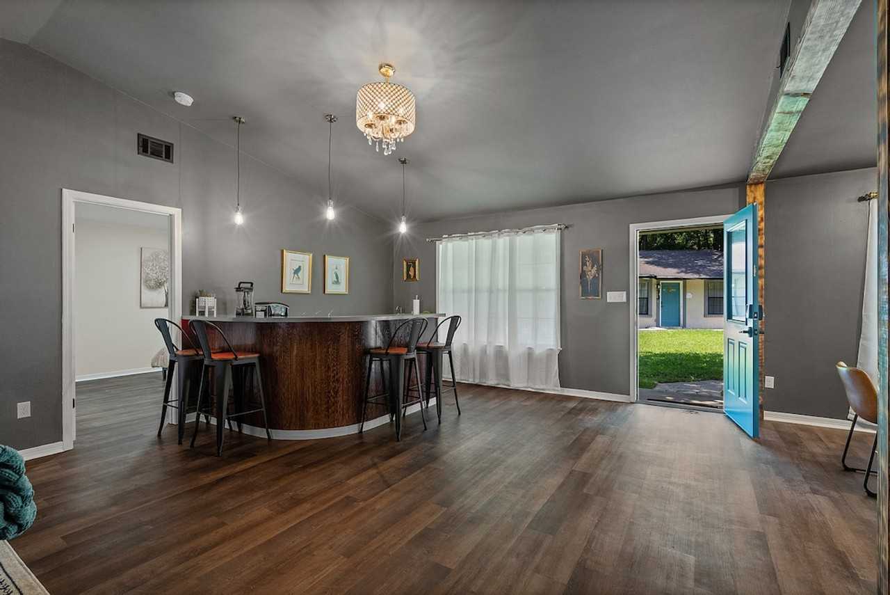 2001 North 61st Avenue - Photo 4 of 63