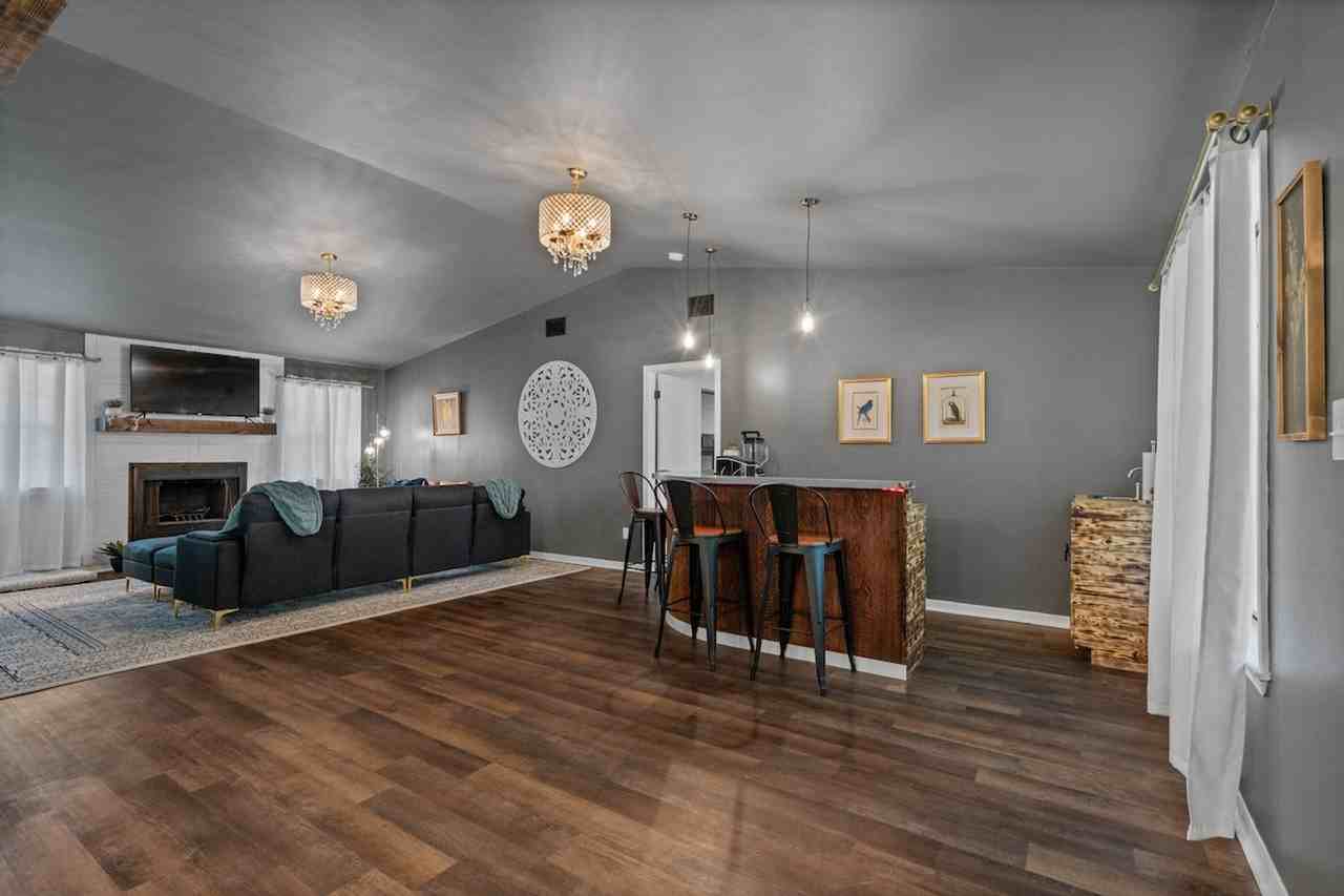 2001 North 61st Avenue - Photo 5 of 63