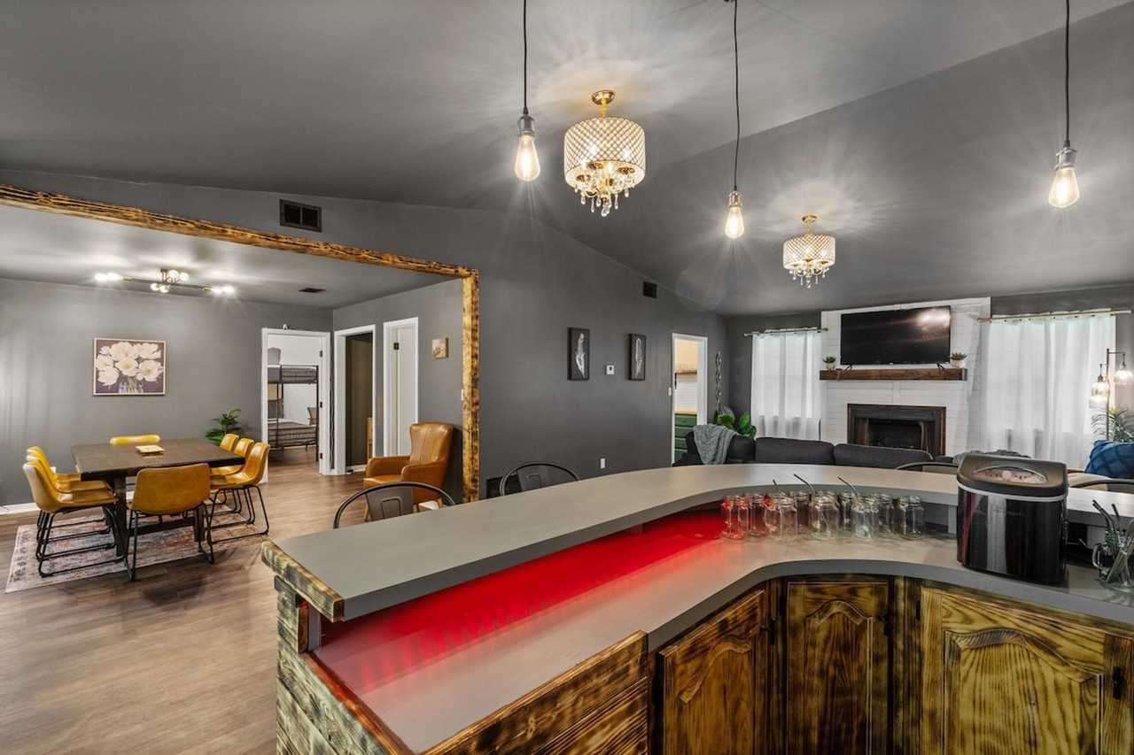 2001 North 61st Avenue - Photo 7 of 63