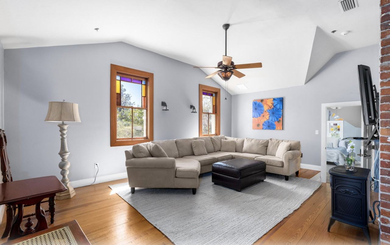 221 Southeast 7th Street - Photo 4 of 50