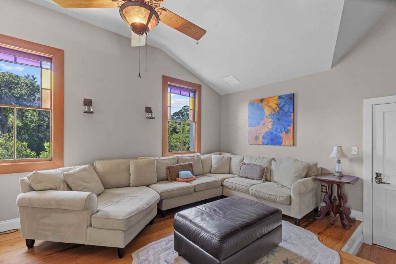 221 Southeast 7th Street - Photo 7 of 50