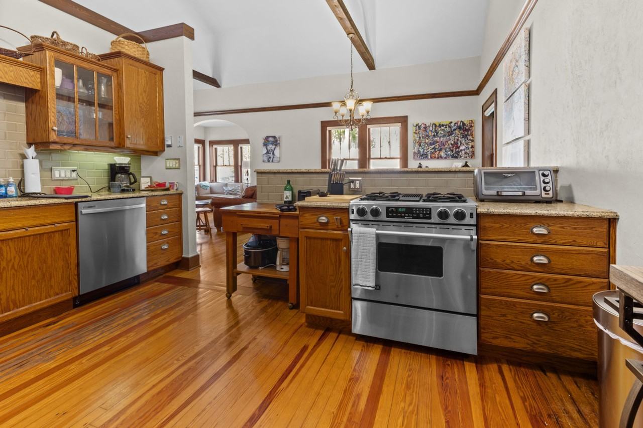 204 Ne 3rd Ave #1359117P - Photo 2 of 44