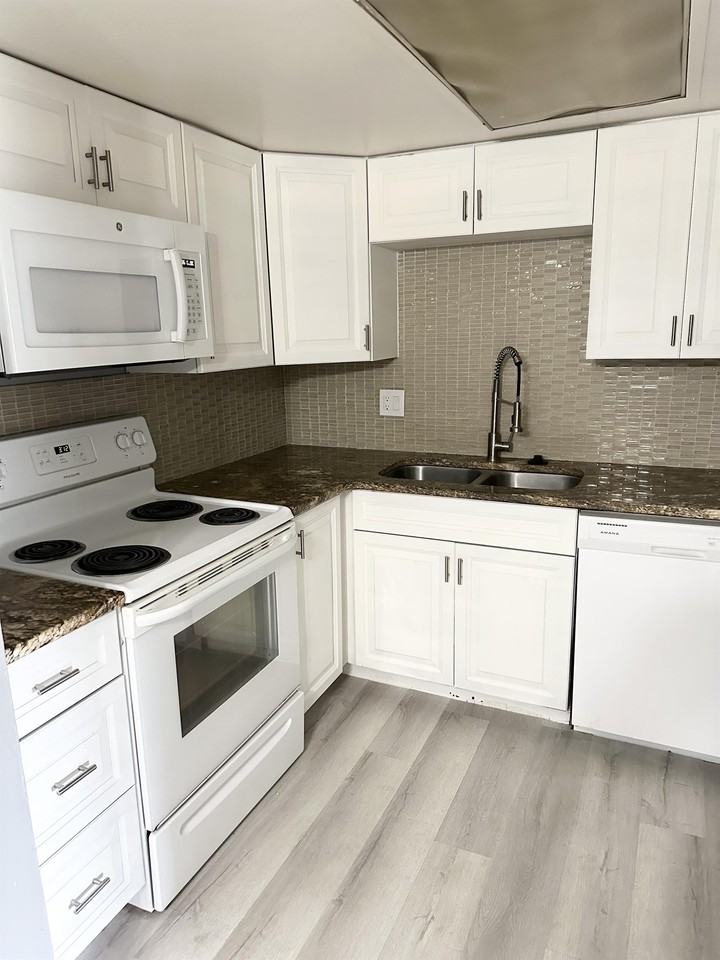 932 Lake Destiny Road #H - Photo 3 of 10