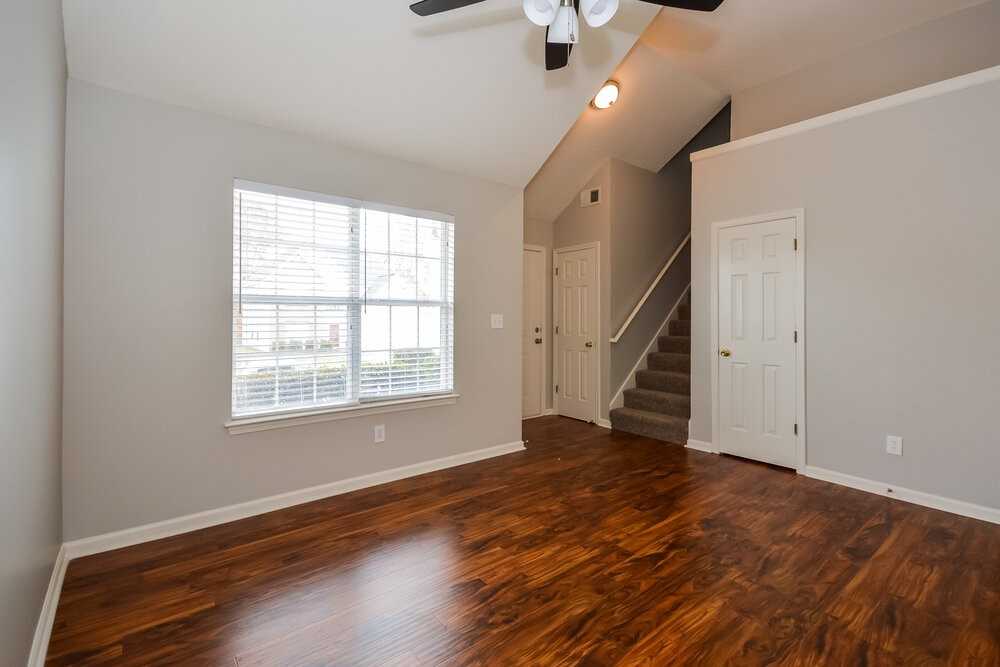 444 Gresham Dr - Photo 4 of 17