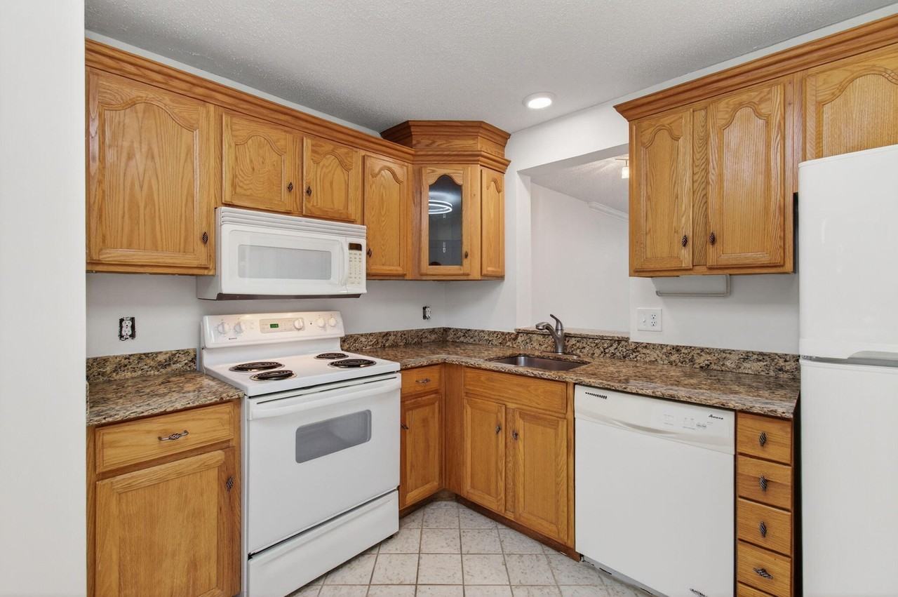 26 Abbey Ln #26-108 - Photo 3 of 50