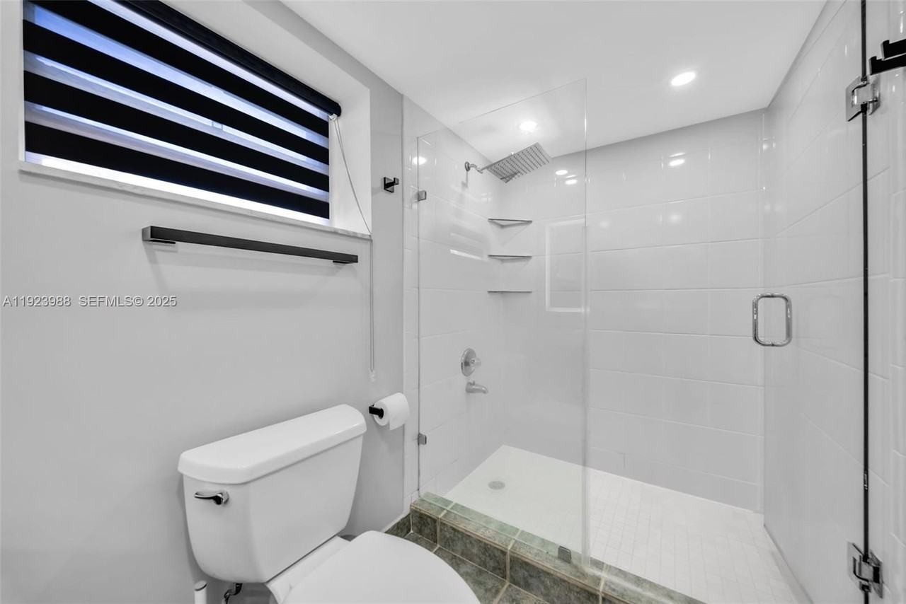 707 Ne 27th Ave #707 - Photo 3 of 27