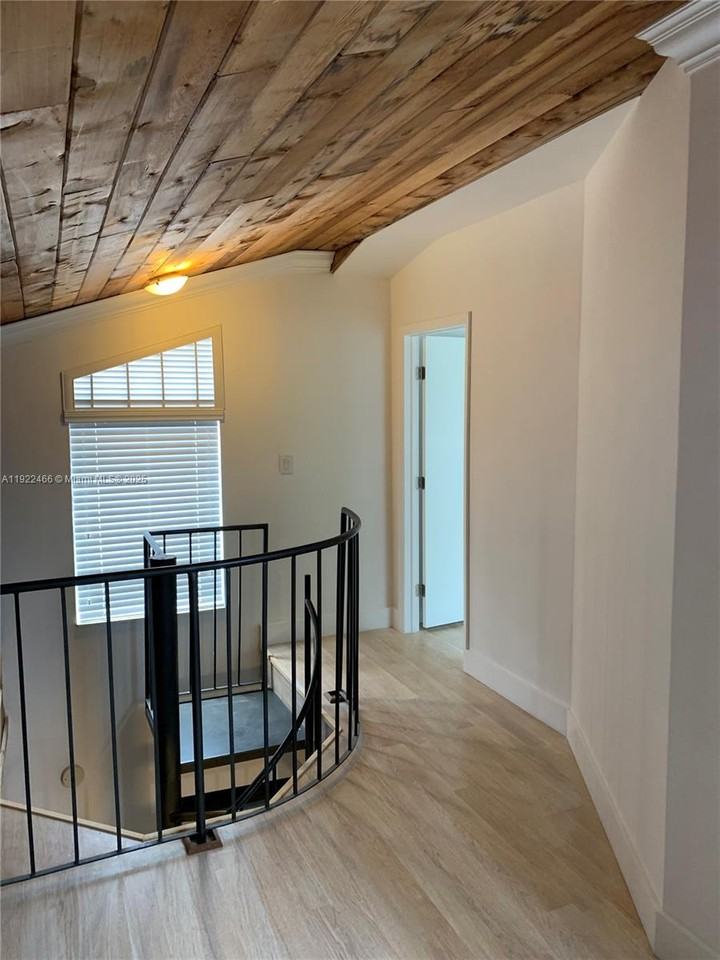 310 Sw 34th Ave #310 - Photo 5 of 19