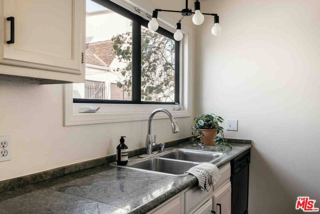 428 North Alta Vista Boulevard #428 - Photo 3 of 19