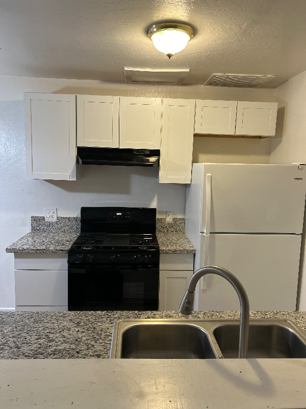 912 W Cameron St - Photo 3 of 8