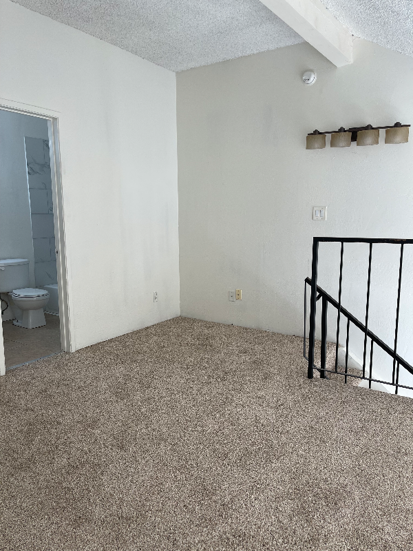 912 W Cameron St - Photo 5 of 8