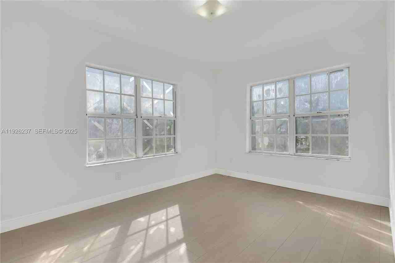 963 Sw 6th St #963-2 - Photo 7 of 45