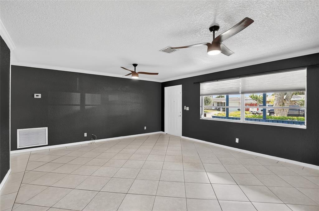 111 Southeast 14th Place #111 - Photo 2 of 33