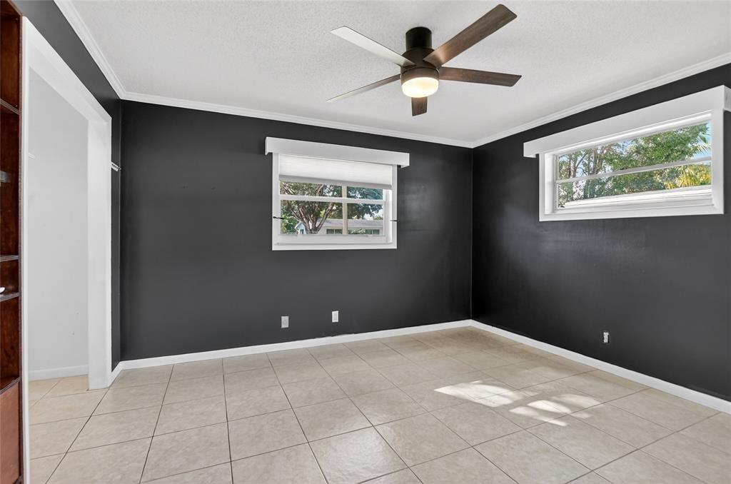 111 Southeast 14th Place #111 - Photo 5 of 33