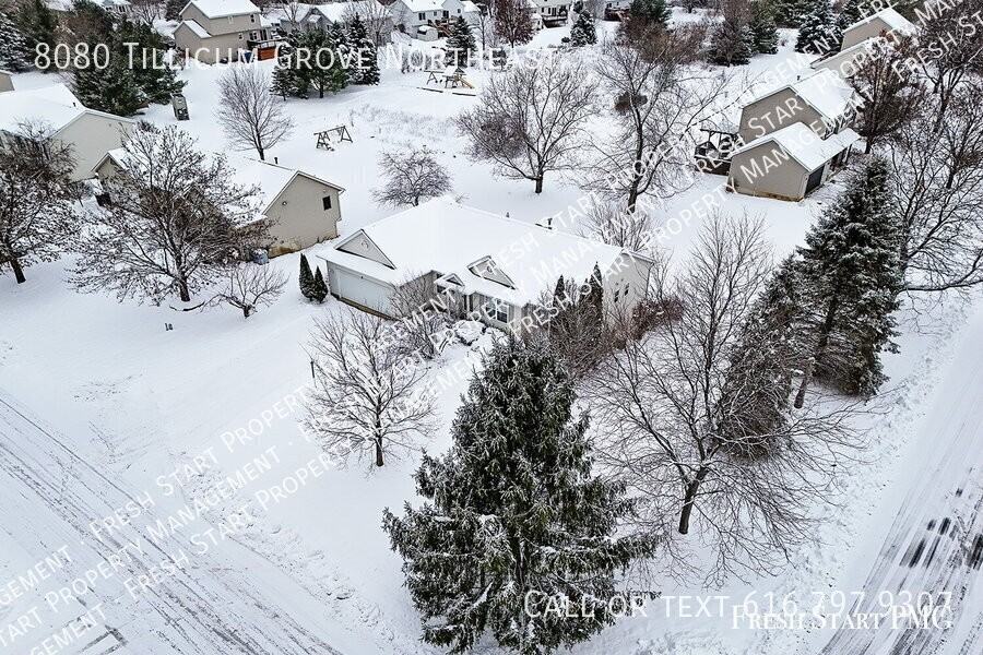 8080 Tillicum Grv Ne - Photo 3 of 38