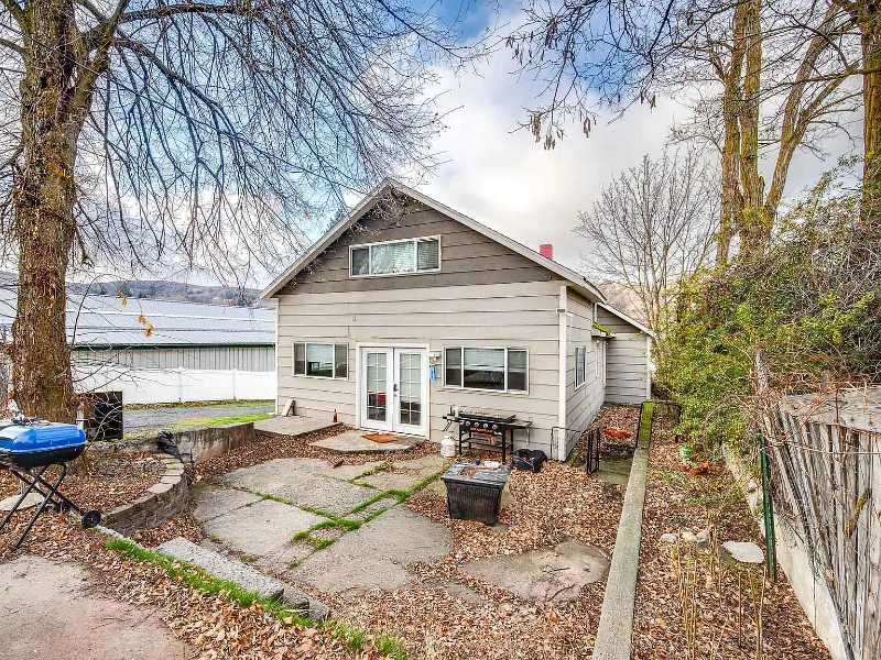 705 South East Street - Photo 2 of 20