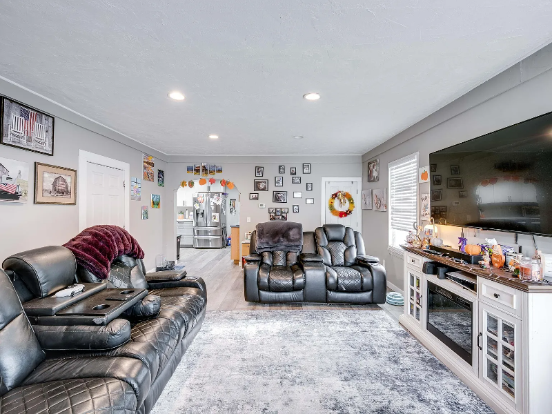 705 South East Street - Photo 3 of 20