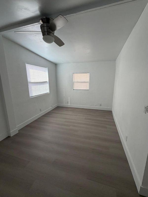 4160 Northeast 15th Avenue - Photo 6 of 9