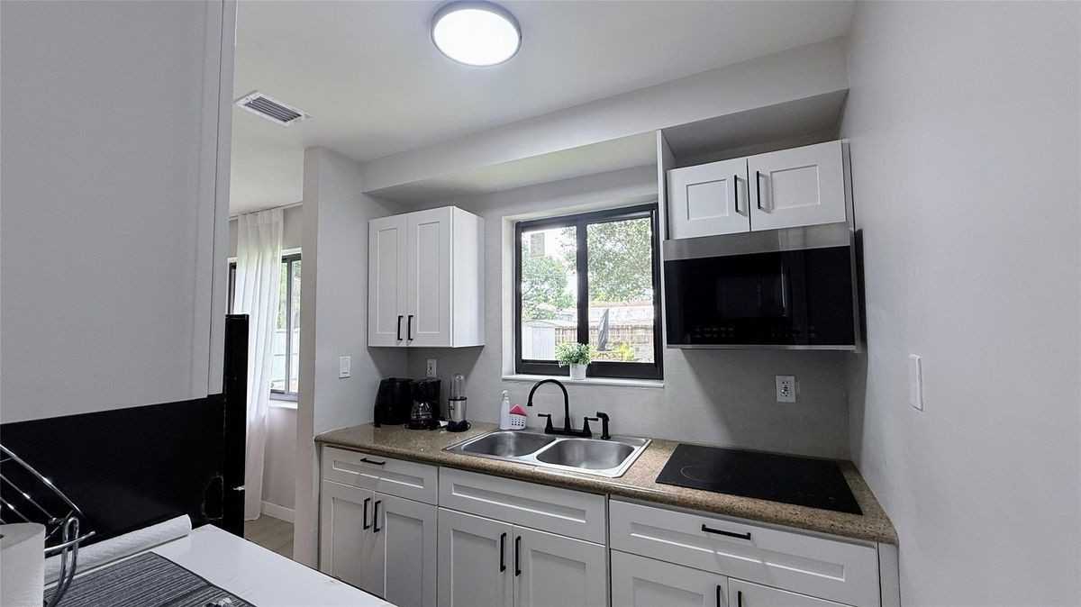 433 Nw 15th Way - Photo 2 of 29
