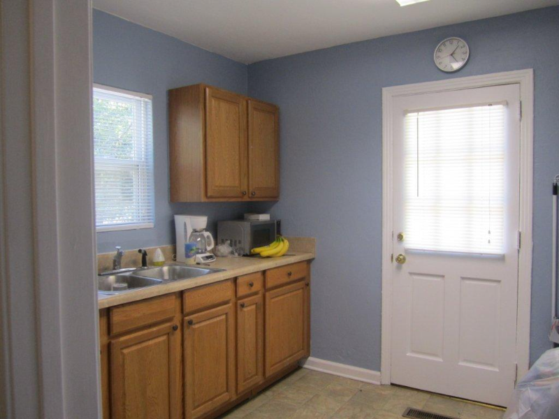 1101 Colorado St - Photo 2 of 11