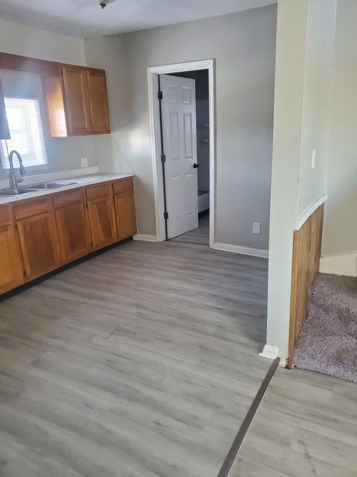 2808 South Elm Street - Photo 6 of 11