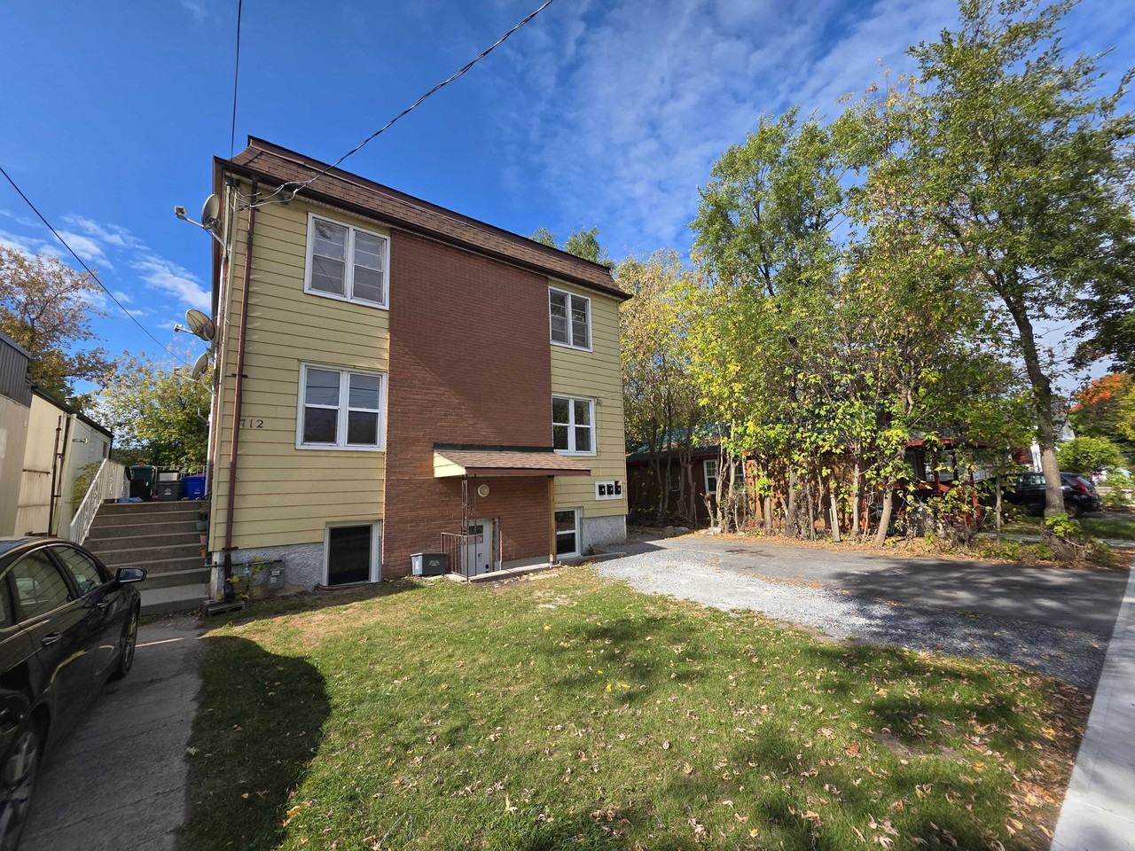 712 Victoria Street #1