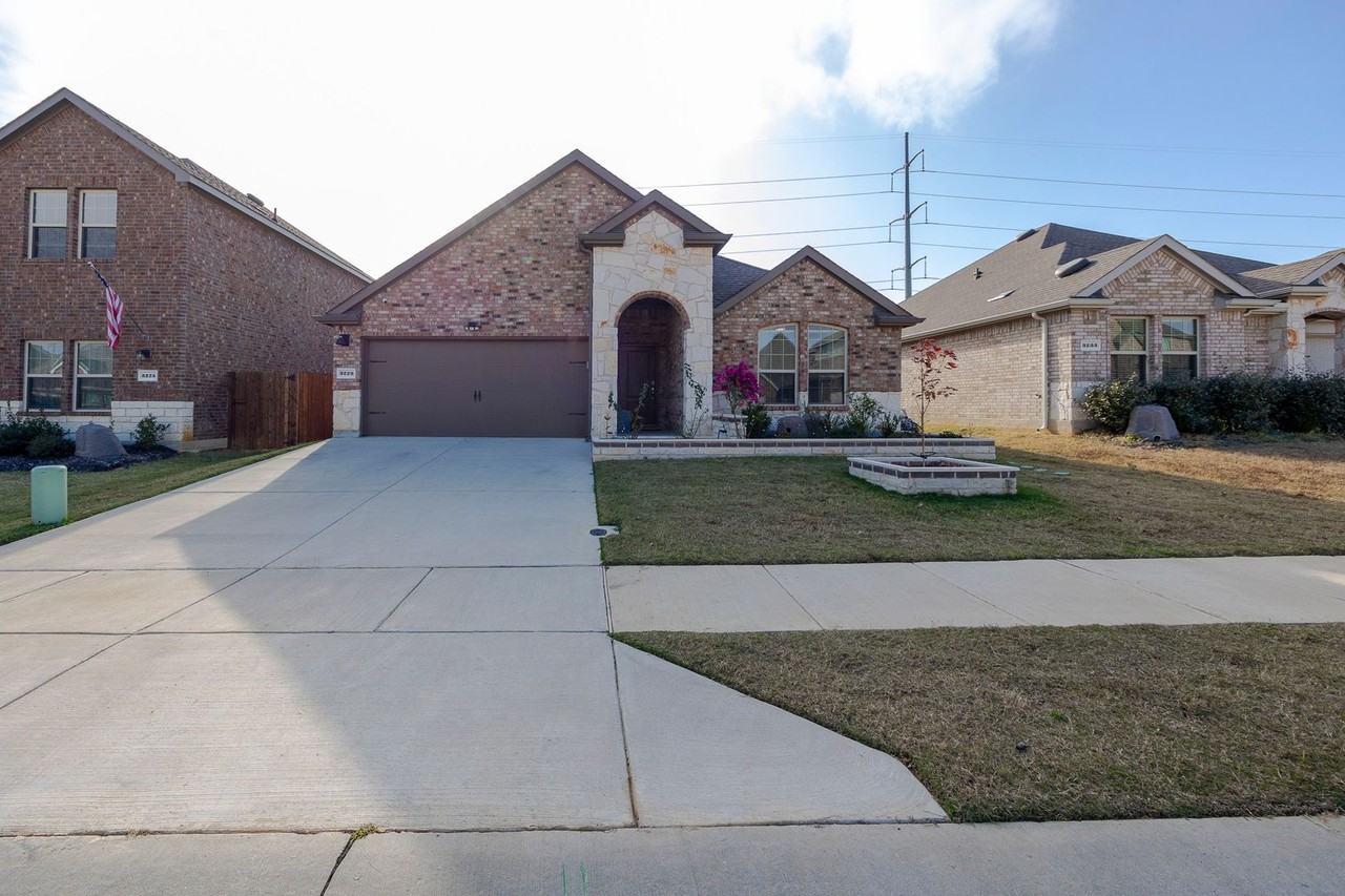 3229 Trails End Rd - Photo 2 of 26