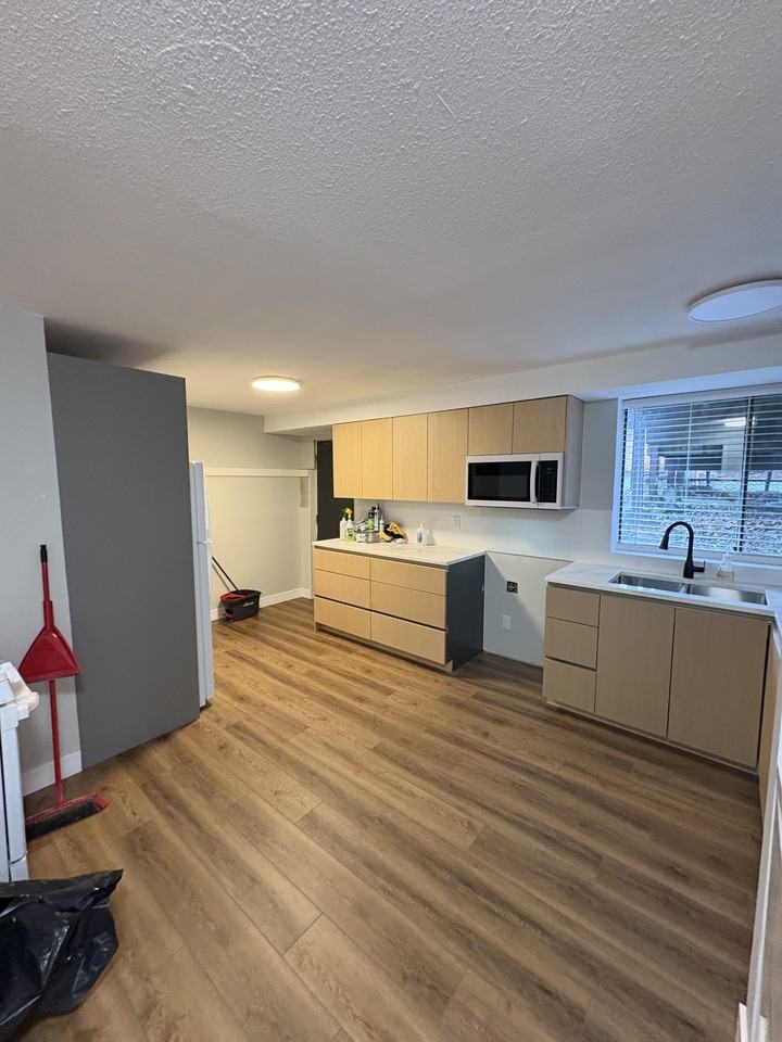 2421 Aladdin Crescent - Photo 3 of 14