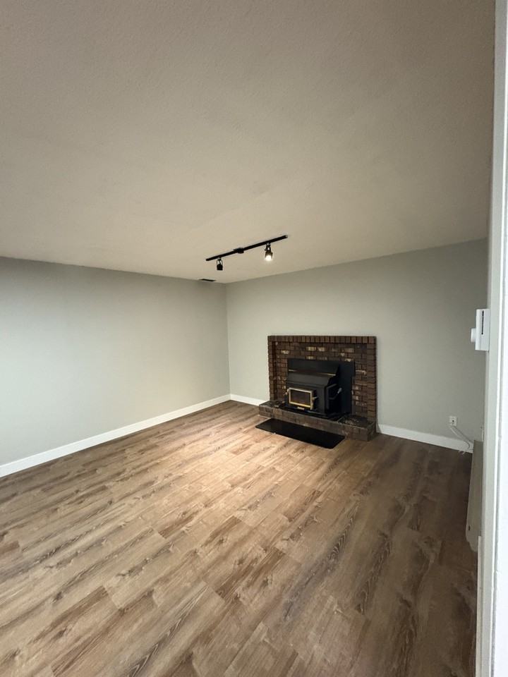 2421 Aladdin Crescent - Photo 4 of 14