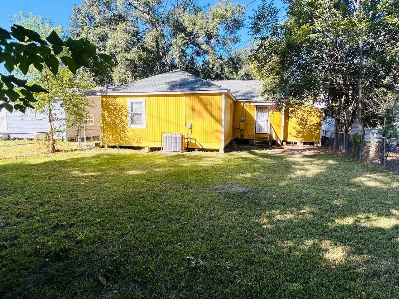 1912 N 15th St - Photo 2 of 3