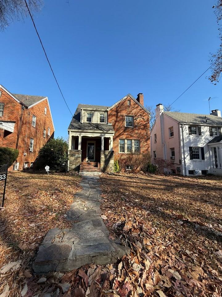 4433 S Dakota Ave Ne - Photo 2 of 24