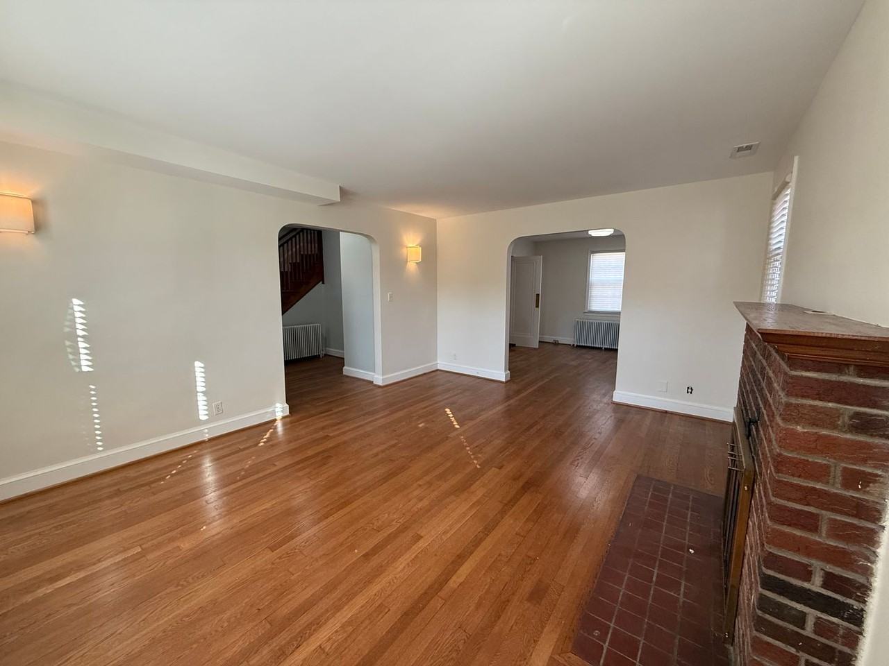 4433 S Dakota Ave Ne - Photo 6 of 24