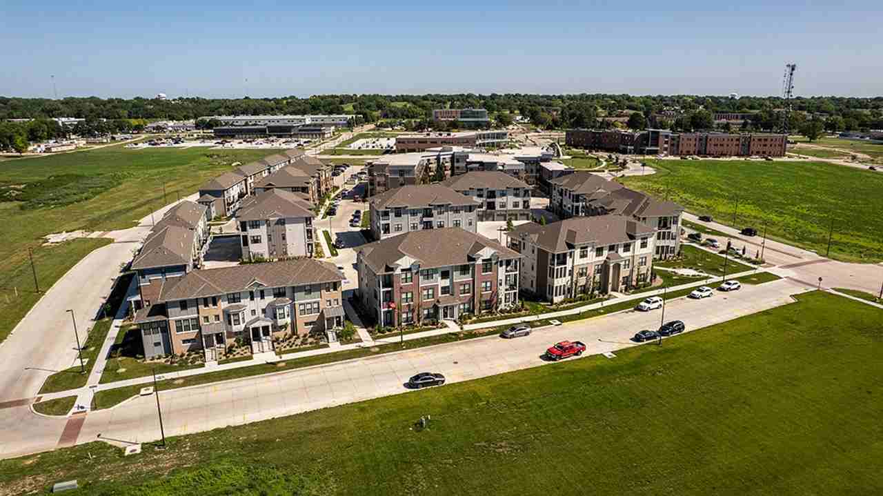 Element 30 Apartments - Photo 4 of 5