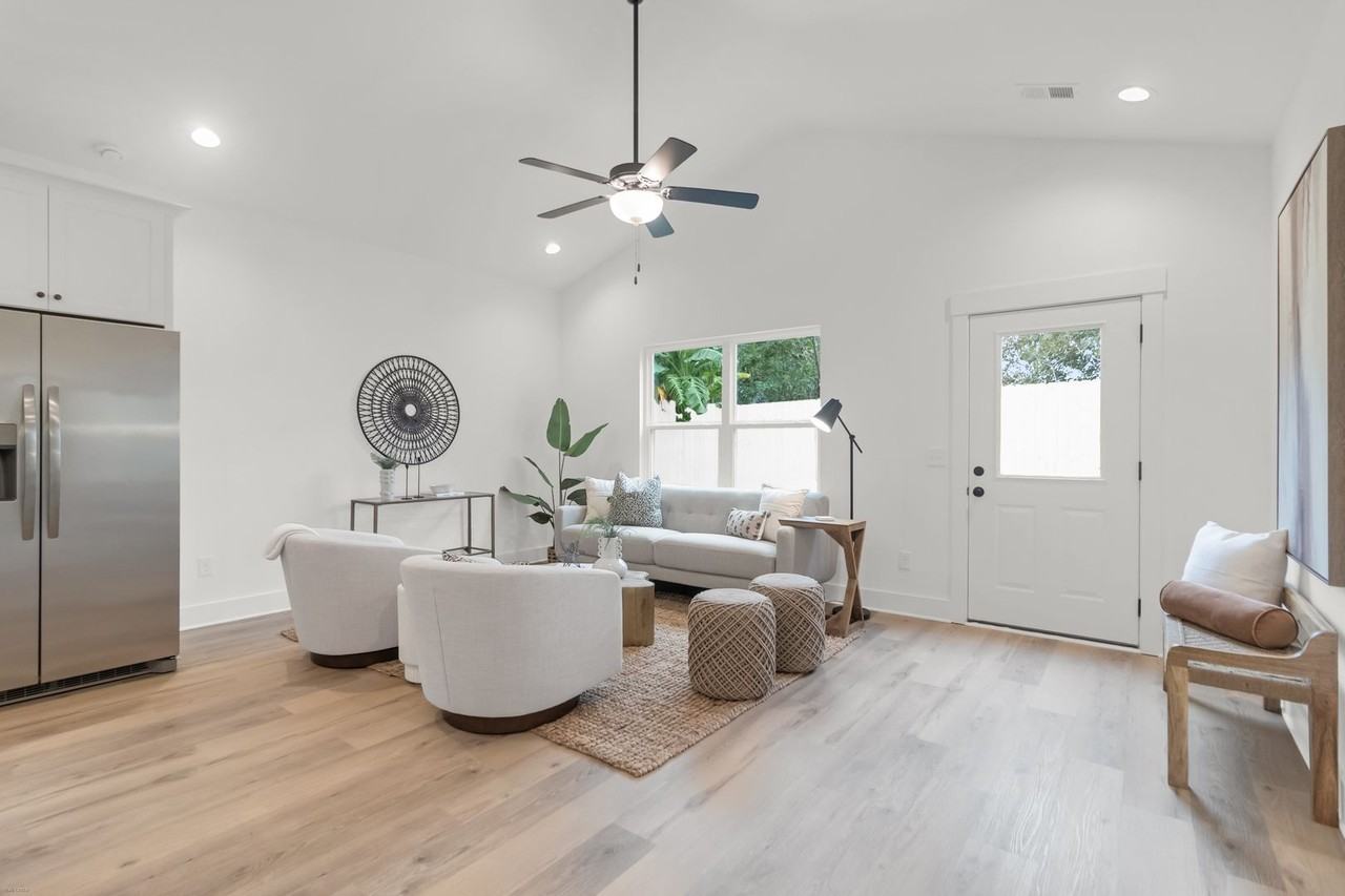 2304 Delano St - Photo 3 of 27