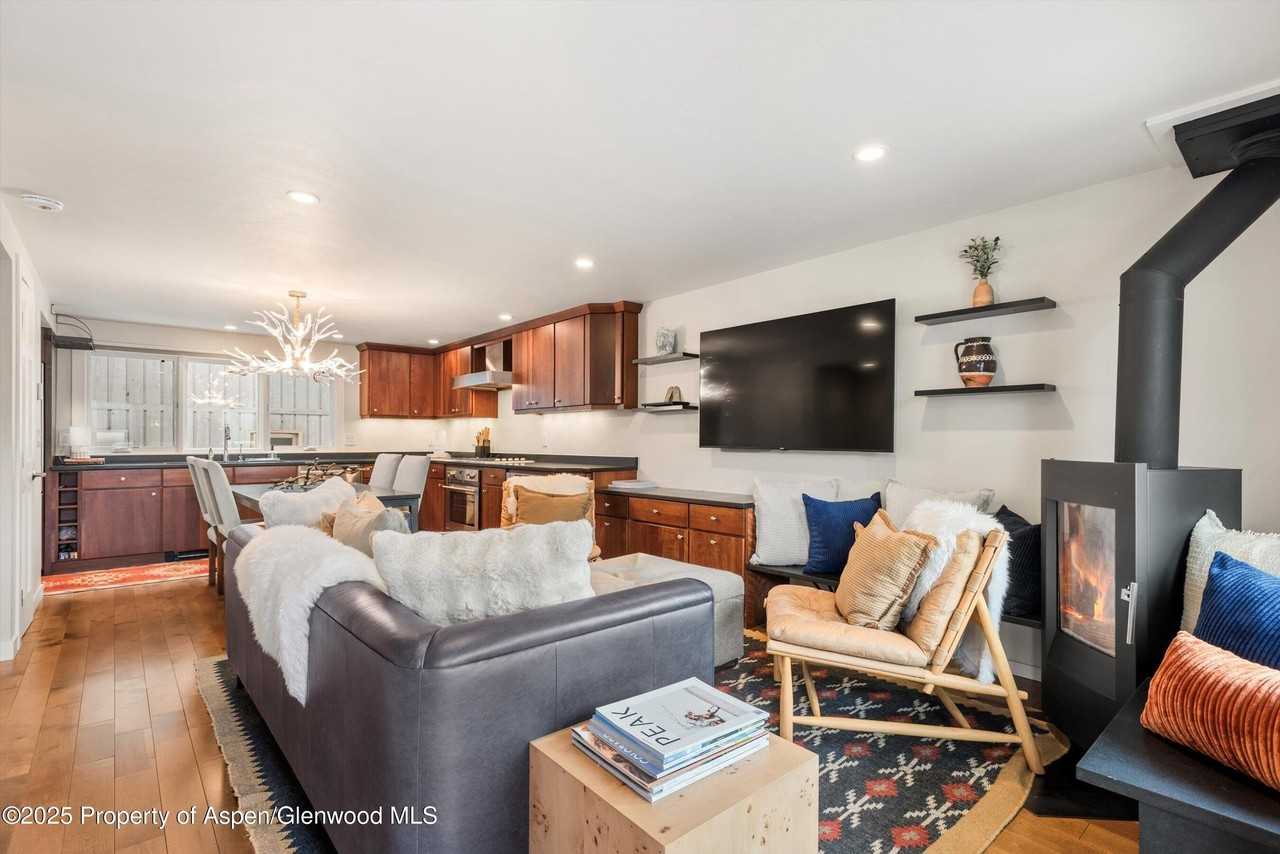 720 West Hopkins Avenue #D - Photo 3 of 14