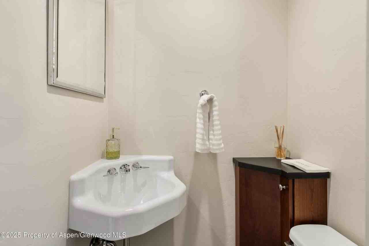 720 West Hopkins Avenue #D - Photo 5 of 14