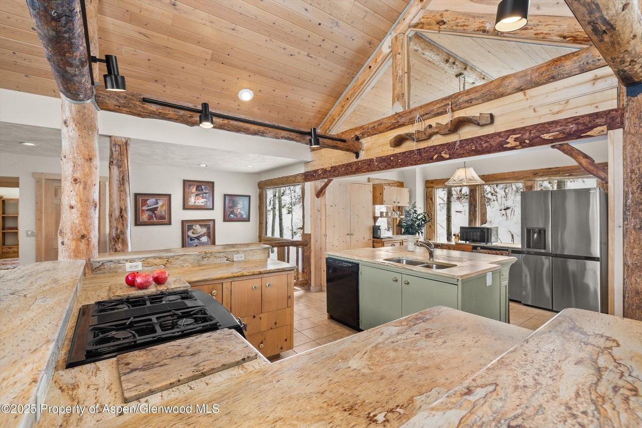 818 Faraway Rd - Photo 5 of 24