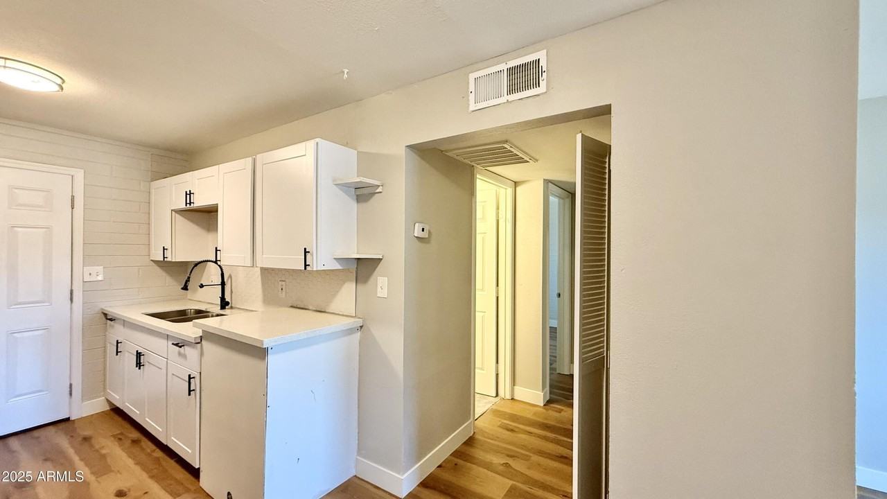 6044 N 21st Ave Apt 4 #4 - Photo 3 of 19