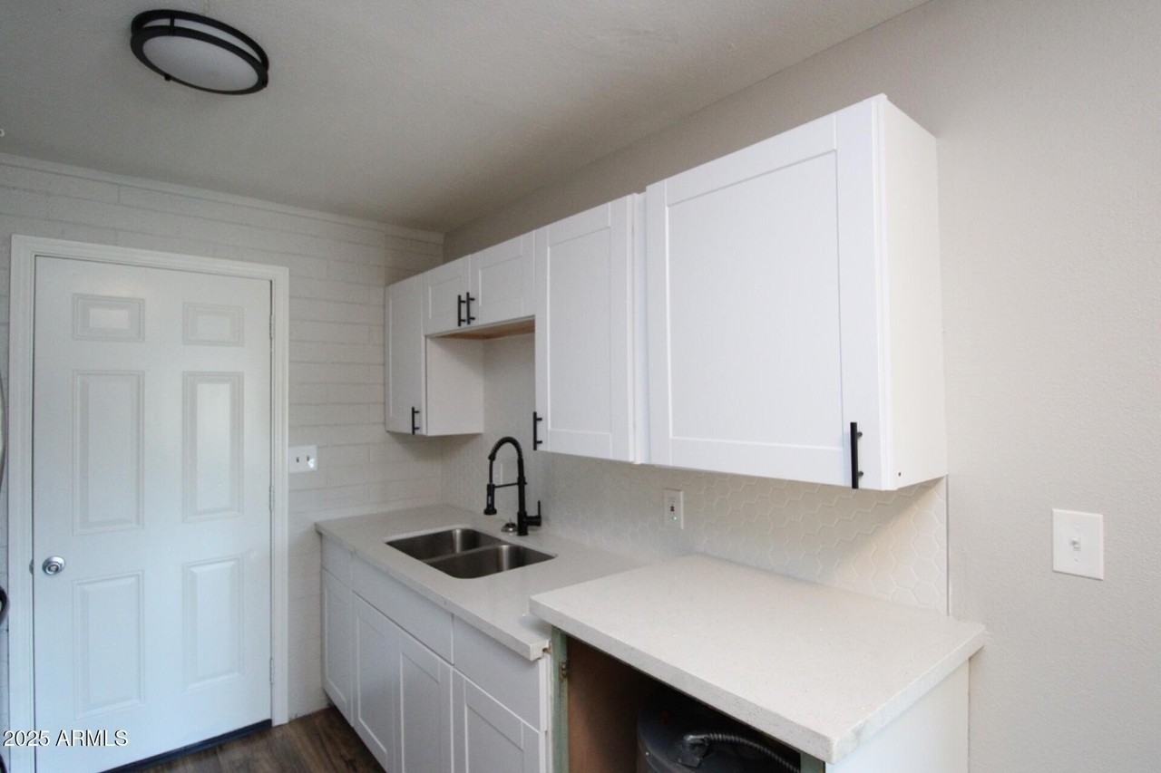 6044 N 21st Ave Apt 4 #4 - Photo 4 of 19