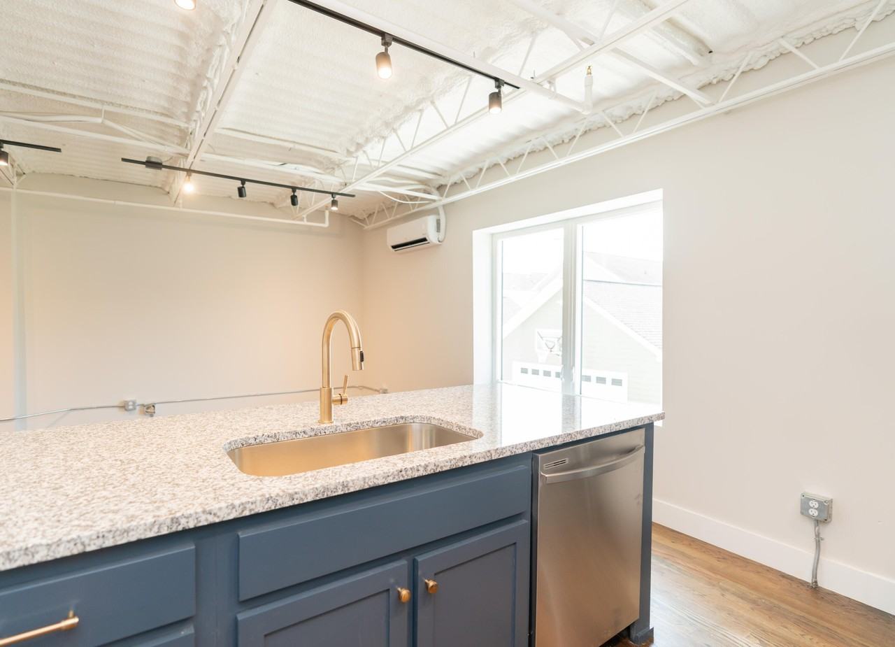 614 E Main St - Photo 5 of 36