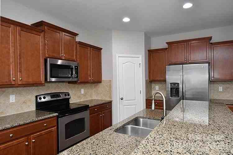 8204 Viewpoint Lane - Photo 7 of 27