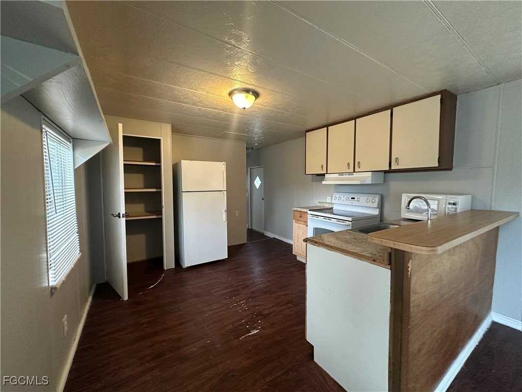 7886 Breeze Dr - Photo 2 of 10