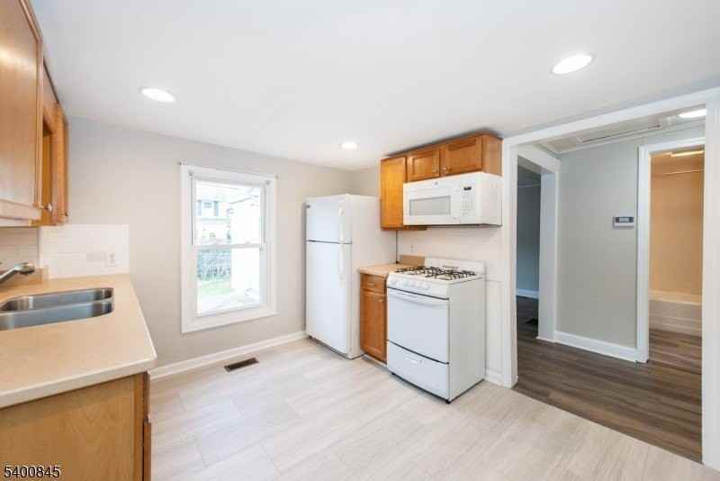 16 Front St - Photo 5 of 25