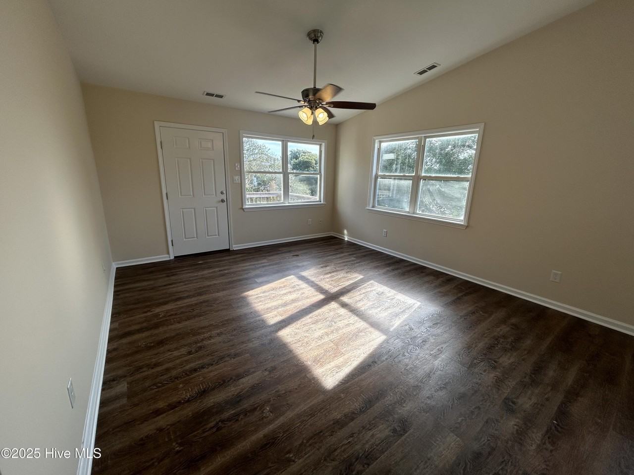 203 W Landing Dr - Photo 3 of 12