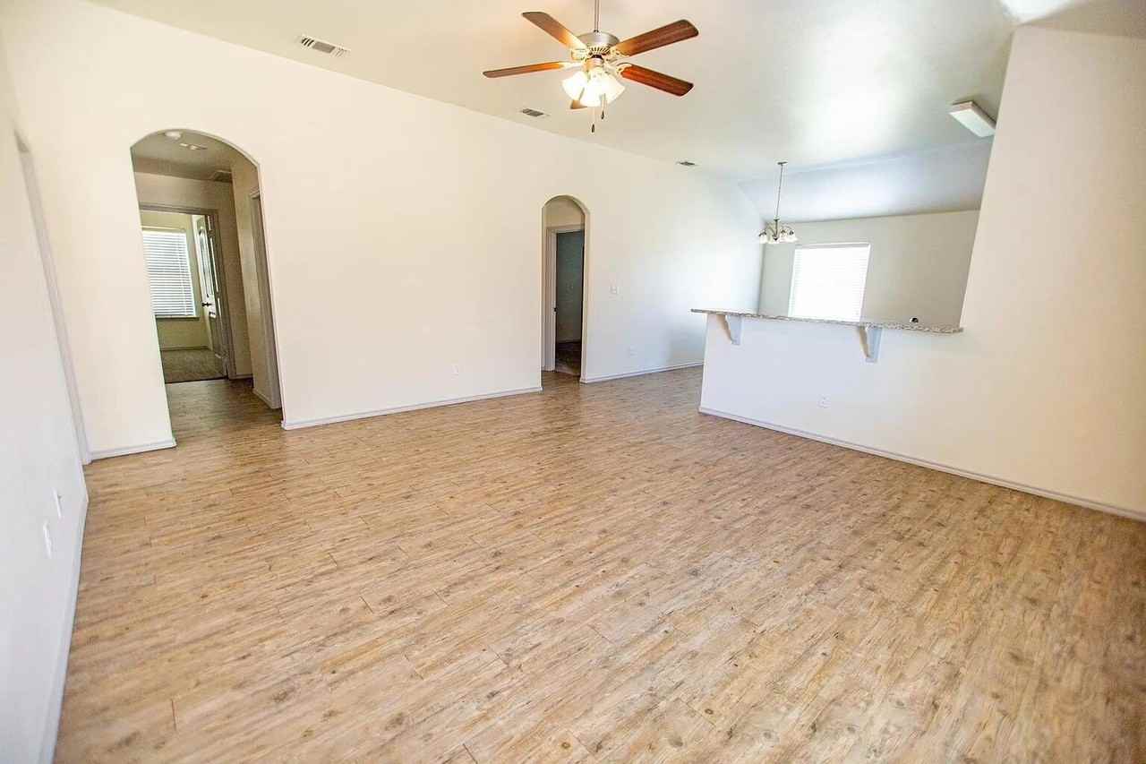 1406 Kingston St - Photo 2 of 14