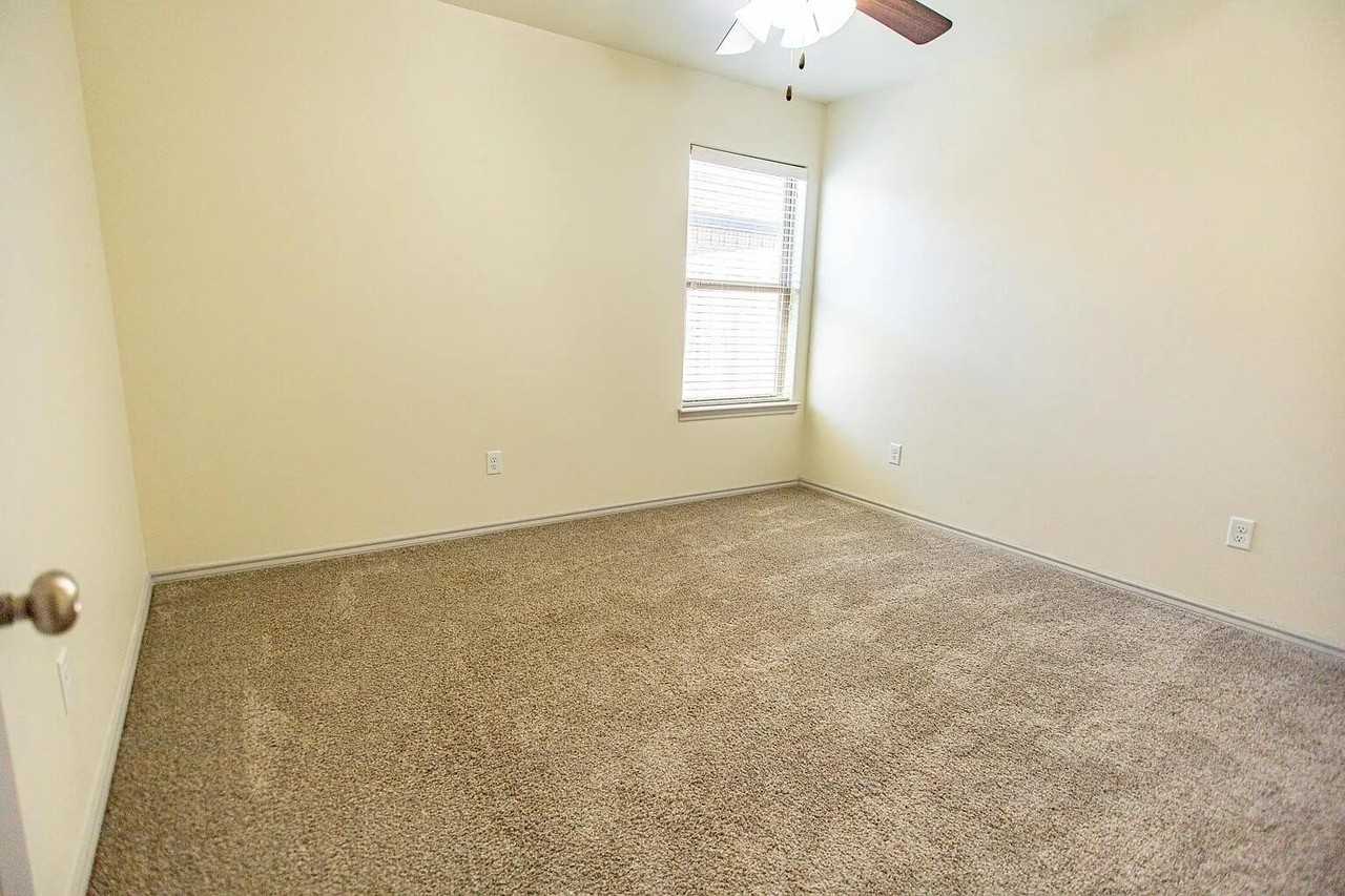 1406 Kingston St - Photo 4 of 14