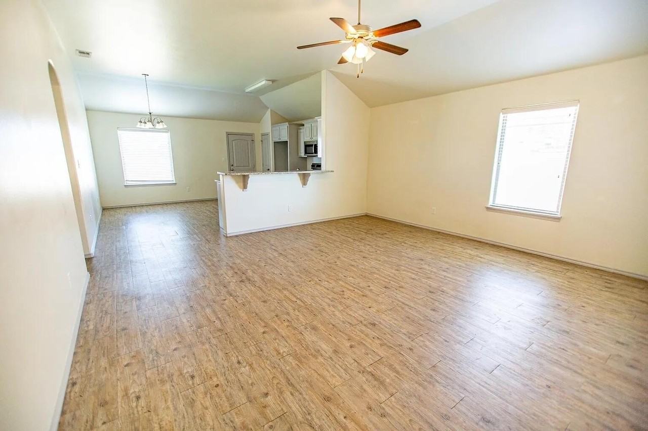 1406 Kingston St - Photo 6 of 14