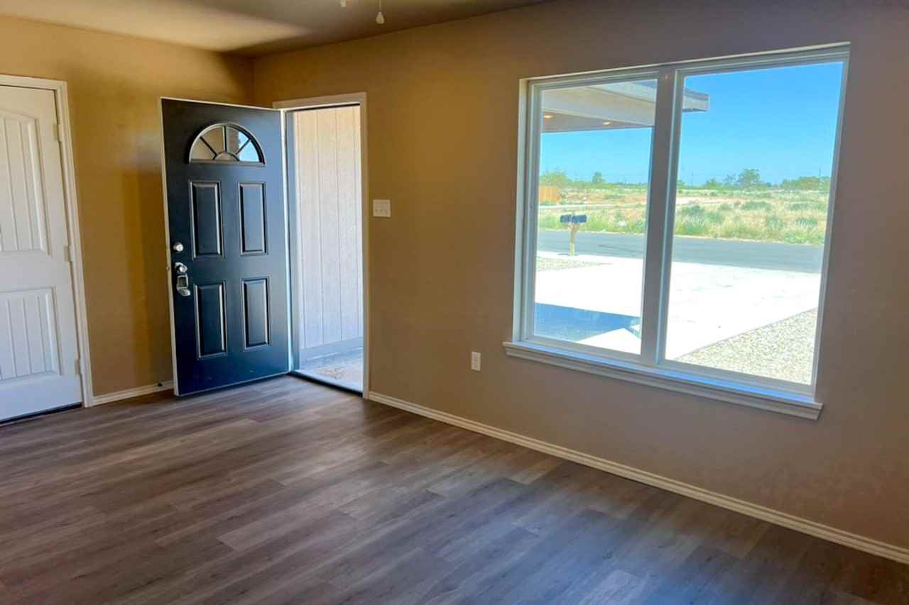 1507 E 14th St - Photo 3 of 23