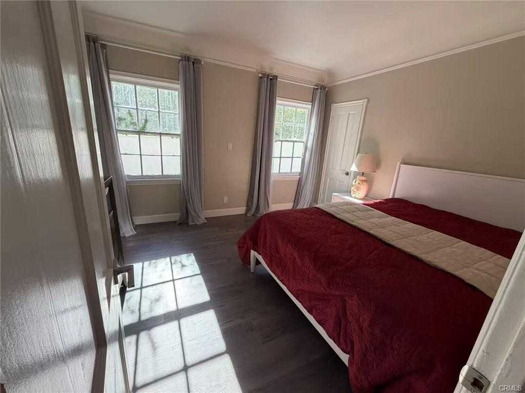 113 N Doheny Dr - Photo 2 of 8