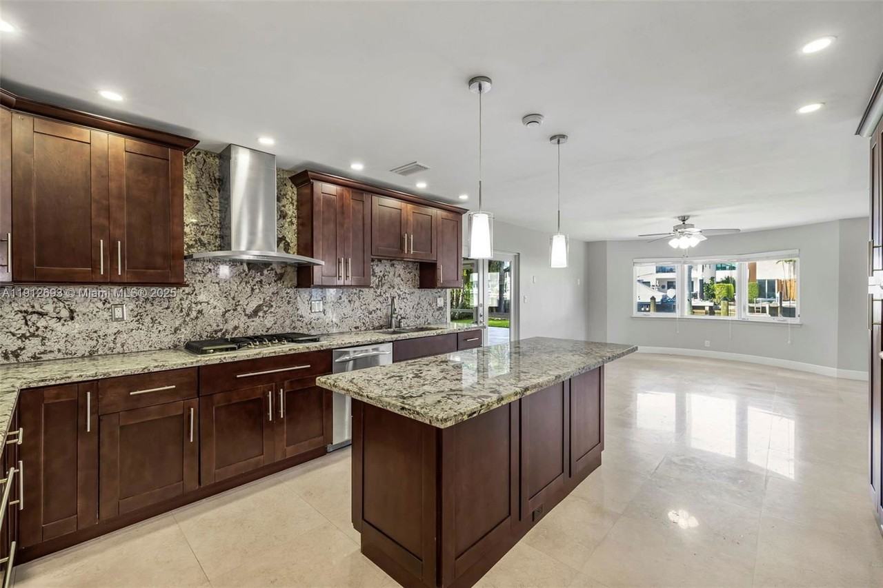 633 Solar Isle Dr - Photo 4 of 8